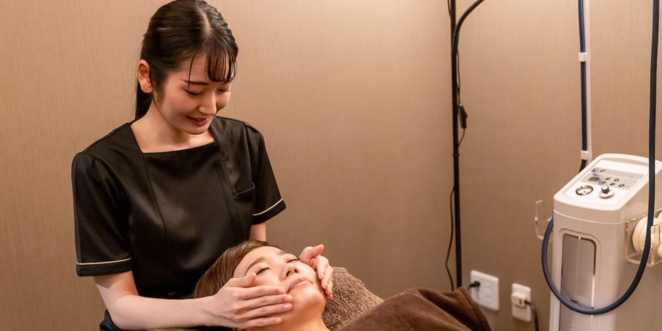 施術者が手でクレンジングを行っている様子